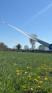 Blade Lifter in Fahrt über Wiese